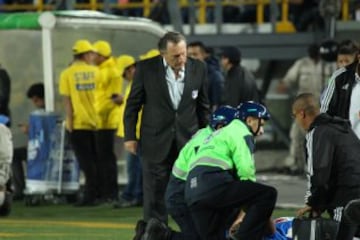 El técnico uruguayo vivió el clásico con mucha intensidad 