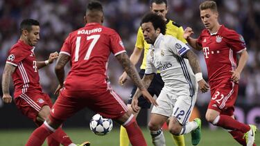 Real Madrid's Brazilian defender Marcelo (C) vies with Bayern players during the UEFA Champions League quarter-final second leg football match Real Madrid vs FC Bayern Munich at the Santiago Bernabeu stadium in Madrid in Madrid on April 18, 2017. / AFP PHOTO / JAVIER SORIANO