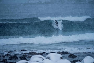 La nieve, la baja temperatura del agua... Nada detiene a estos surfistas que una temporada más disfrutan de la islas noruegas de Lofoten, en pleno Círculo Ártico. 