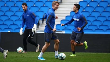 Odegaard sonríe durante la sesión de ayer, en la que la Real probó el nuevo césped del Reale Arena.