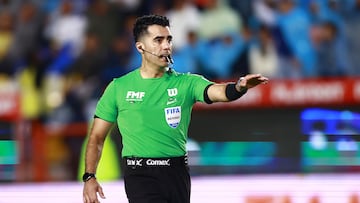 Referee Adonai Escobedo during the 10th round match between Pachuca and Cruz Azul as part of the Liga BBVA MX, Torneo Apertura 2024 at Hidalgo Stadium on September 28, 2024 in Pachuca, Hidalgo, Mexico.