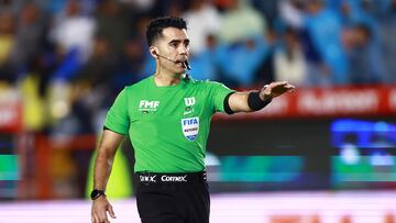 Referee Adonai Escobedo during the 10th round match between Pachuca and Cruz Azul as part of the Liga BBVA MX, Torneo Apertura 2024 at Hidalgo Stadium on September 28, 2024 in Pachuca, Hidalgo, Mexico.