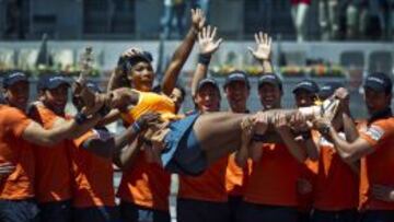 Serena celebra su título con los modelos recogepelotas.