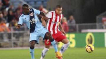 Kakuta pugna por el balón con Wellington Da Silva.