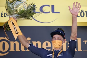El ciclista neerlandés Mathieu van der Poel celebra la victoria de etapa y el liderato. 
