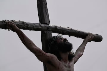 Representación de la crucifixión en Viernes Santo en India.