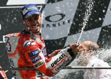 Andrea Dovizioso celebra la victoria en el podio.