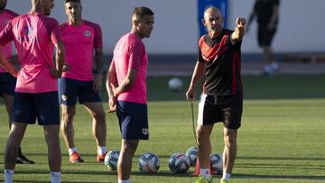 Paco, dando instrucciones a sus jugadores.