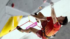 El escalador espa&ntilde;ol Alberto Gin&eacute;s compite durante la final de escalada en los Juegos Ol&iacute;mpicos de Tokio 2020.