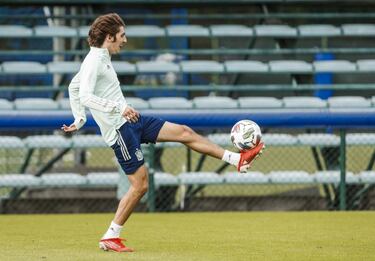 Otro jugador que entra en esta lista de jóvenes más destacados de 2021 es Bryan Gil (Barbate, Cádiz, 11/02/2001). El gaditano fue en su día el primer jugador nacido en el S. XXI en debutar en Primera (y en marcar y asistir) y este mismo verano se convirtió en el canterano más caro de la historia del Sevilla después de que se cerrara su venta al Tottenham. En su ‘currículum’ de récords también están ser el capitán más joven de la historia de la Selección española con 20 años y 117 días. Además, también fue finalista al Golden Boy 2021.