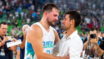 Novak Djokovic, con Luka Doncic el pasado 17 de agosto en el partido Eslovenia-Serbia de baloncesto.