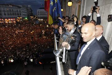 Su primer gran título llegó el 28 de mayo de 2016 tras ganar en Milán al Atlético de Madrid la undécima Champions. En la foto, Zidane en el balcón de la sede de la Comunidad de Madrid durante los actos festivos. 