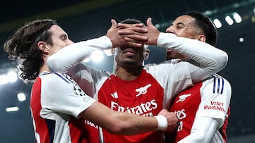LISBON, PORTUGAL - NOVEMBER 26: Gabriel of Arsenal celebrates scoring his team's third goal with teammates during the UEFA Champions League 2024/25 League Phase MD5 match between Sporting Clube de Portugal and Arsenal FC at Estadio Jose Alvalade on November 26, 2024 in Lisbon, Portugal. (Photo by Carlos Rodrigues/Getty Images)