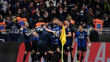 Inter Milan's Chilean forward Alexis Sanchez (R) and Inter players celebrate scoring their third goal during the Italian Cup (Coppa Italia) semifinal, second leg football match between Inter and AC Milan on April 19, 2022 at the San Siro stadium in Milan. (Photo by MIGUEL MEDINA / AFP) (Photo by MIGUEL MEDINA/AFP via Getty Images)