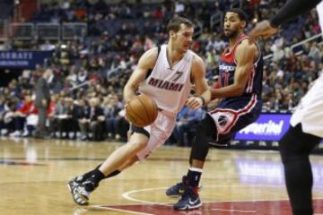 Goran Dragic dribla a Garrett Temple.