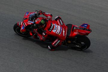 Francesco Bagnaia, vigente campeón del mundo, durante la carrera al esprint en el GP de Portugal.