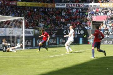 Oriol Riera marca el 1-0.