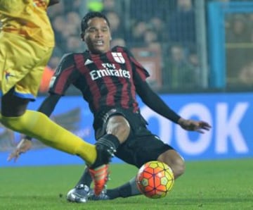 Carlos Bacca anota su octavo gol con el Milan 