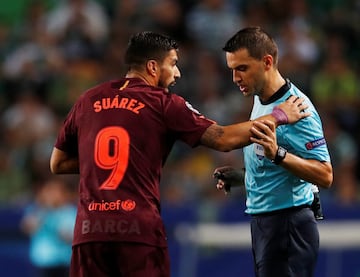 Luis Suárez y el árbitro Ovidiu Hategan.