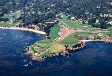 Este campo tiene 72 hoyos con unas impresionantes vistas al mar a lo largo de la escarpada cabecera de Carmel Bay (California). 