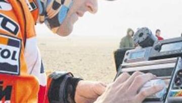 <b>CONCENTRADO. </b>Coma coloca su 'roadbook' durante la etapa de ayer.