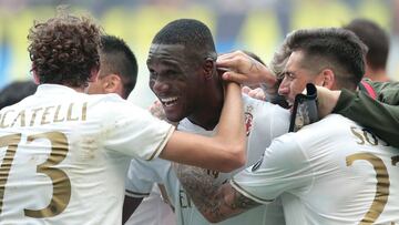 Cristian Zapata celebrando un gol con el Milan.