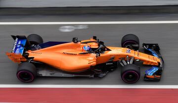 La rueda trasera derecha del McLaren de Fernando Alonso se salió, lo que provocó la bandera roja en pista.