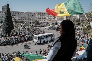 La selección de Senegal celebra con su afición el triunfo en la Copa África por las calles de Dakar.