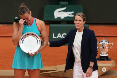 La bielorrusa Aryna Sabalenka (izq.) es consolada por la ex tenista belga Justine Henin.