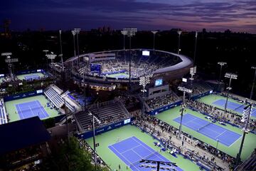 El US Open honra la diversidad en los nombres de sus instalaciones. El recinto se llama USTA Billie Jean King National Tennis Center, en honor a la legendaria tenista estadounidense campeona de 12 Grand Slams y abiertamente homosexual. El estadio Arthur Ashe le debe su nombre al primer tenista afroamericano que fue seleccionado para integrar el equipo de Copa Davis de Estados Unidos. Ganó tres majors y fue un destacado activista social. La cancha Louis Armstrong homenajea a otro icono negro de la cultura estadounidense, músico, intérprete e incluso célebre actor. Y junto al Arthur Ashe, desde 2019 se erige la efigie de la tenista Althea Gibson, primera afroamericana que ganó el torneo en 1957.