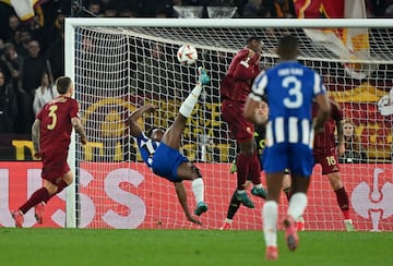 El Olmpico de Roma presenci uno de los mejores goles de la carrera del delantero espa?ol del Oporto. Samu abri el marcador del encuentro gracias a una increble chilena. A pesar de ello el conjunto portugus perdi ante la Roma.