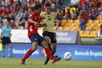 A los 16' llegó la jugada de penalti para DIM, centro desde el costado izquierdo y el jugador de Rionegro, Jhonny Vásquez, saltó con las manos arriba y tocó la pelota.