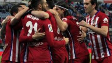 Los jugadores del Atlético se abrazan tras marcar Torres ante el Getafe.