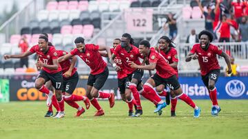 Jugadores de Trinidad y Tobago corren para festejar el triunfo