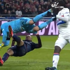 Escalofriante choque de Mbappé: salió en camilla