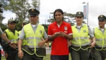 <b>BLINDADO. </b>Falcoa rodeado por Policías en Medellín. Extremas medidas de seguridad en torno al Tigre.