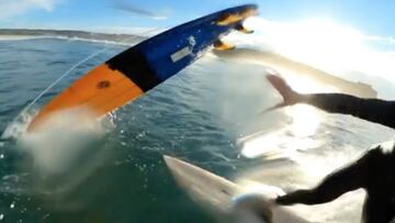 Una tabla de surf de color naranja y azul a punto de impactar con el surfista Sebastian Steudtner en una ola en Praia do Norte, Nazar&eacute; (Portugal). 