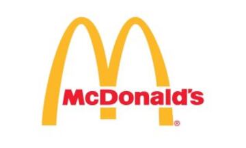 Lo has visto hasta la saciedad. El logo de McDonald's es, lógicamente, una M, pero en los años sesenta la marca se propuso actualizarlo, algo que no se hizo después de que un asesor de la empresa advirtiera a sus directivos, siguiendo las teorías freudianas, de que el logo tenía tanto éxito porque los clientes veían en él los dos pechos de una madre. Te lo puedes creer o no, pero Louis Cheskin, el psicólogo que apostó por mantener la M, contó esta versión a la BBC (https://goo.gl/FCU0Mp)