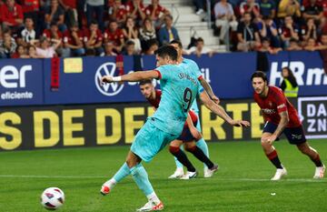 1-2. Robert Lewandowski lanza el penalti y engaña Aitor Fernández. La pena máxima se produce tras un agarrón de Catena al delantero polaco.