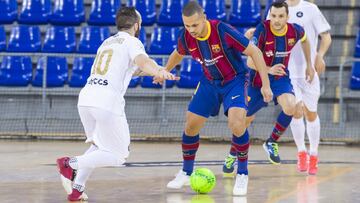 Ferrao y Ricardinho, durante el partido de Champions League de F&uacute;tbol Sala 2020/2021 entre el Barcelona y el ACCS Par&iacute;s.