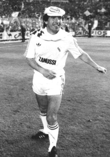 Juanito celebra la consecución del título de la Copa de la UEFA en 1985 con el Real Madrid.