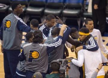 Los jugadores de los Indiana Pacers se conjuran antes del segundo partido de la Final del Este ante los Miami Heat.