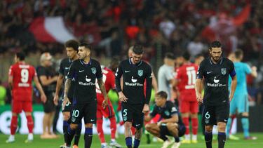 Los jugadores atléticos se lamentan tras la derrota ante el Leverkusen.