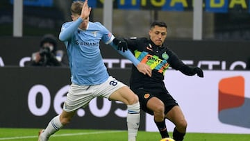 MILAN, ITALY - JANUARY 09: Toma Basic of SS Lazio compete for the ball with Alexi Sanchez of FC Internazionale during the Serie A match between FC Internazionale v SS Lazio at Stadio Giuseppe Meazza on January 09, 2022 in Milan, Italy. (Photo by Marco Ros