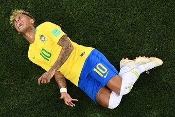 Rolling | Brazil's forward Neymar reacts after beeing tackled by Switzerland's midfielder Valon Behrami at the 2018 World Cup.