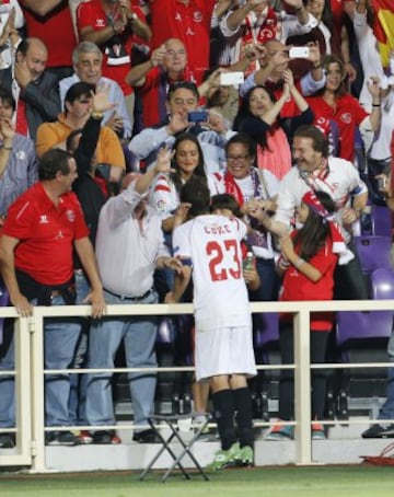 Coke celebró el pase a la final con los aficionados sevillistas.