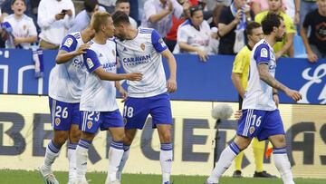 Luis Su&aacute;rez, Kagawa y Atienza, con Eguaras alej&aacute;ndose, celebran uno de los goles frente al Extremadura.