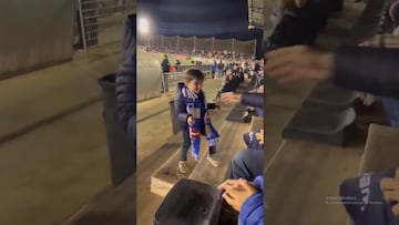 Kubo le regala su playera a un niño y este le da una bolsa de palomitas como agradecimiento