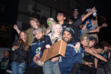 Aficionados de los Seahawks celebran en la ciudad, cerca del Lumen Field, hogar de los Seahawks, el triunfo de su equipo en la final de la Super Bowl LX.