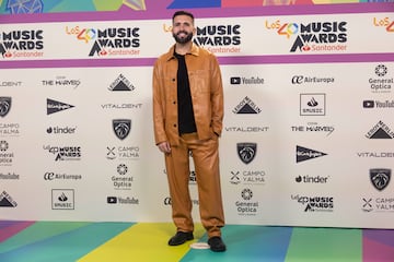 El artista musical Keunam posando en la alfombra.